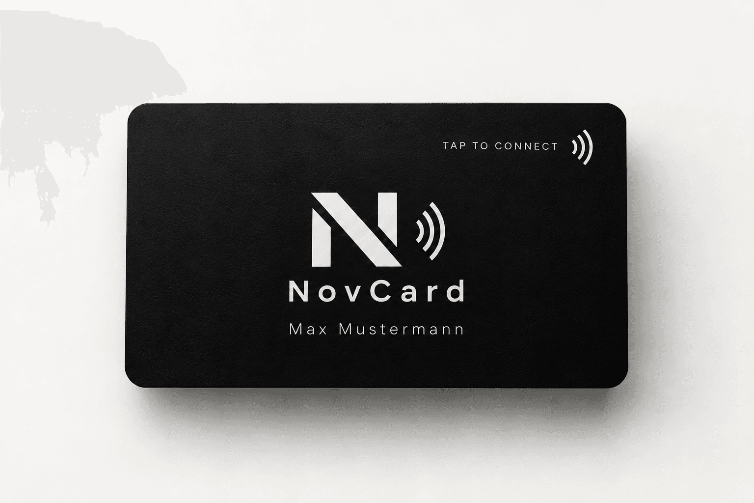Schwarze NovCard mit Logo, TAP TO CONNECT, NFC-Symbol und Max Mustermann